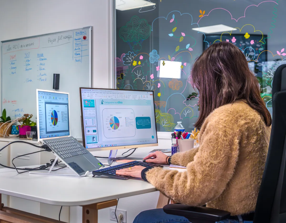 Bureau d'analyse webmarketing EcloLINK avec planning au mur et vitre illustrée caractéristique de l'agence