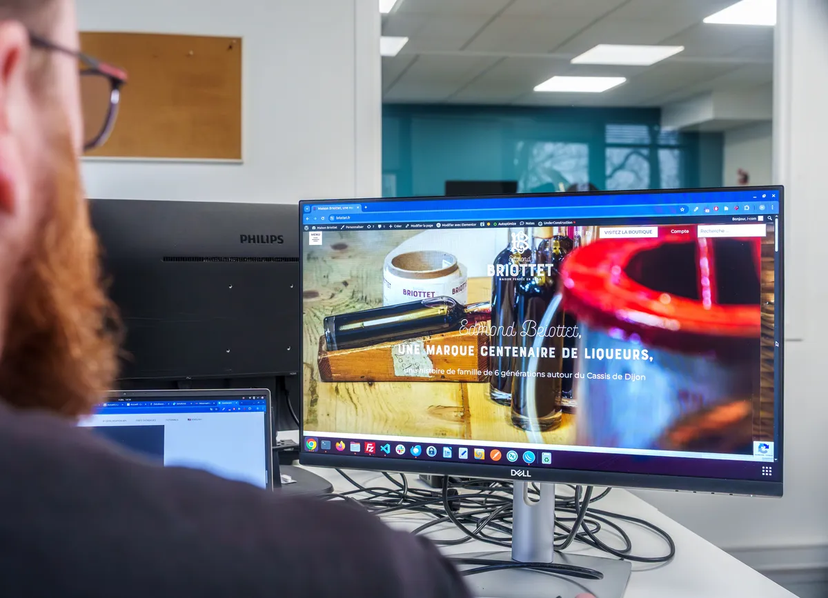 Page d’accueil d’un site de marque affichée sur un écran d’ordinateur.