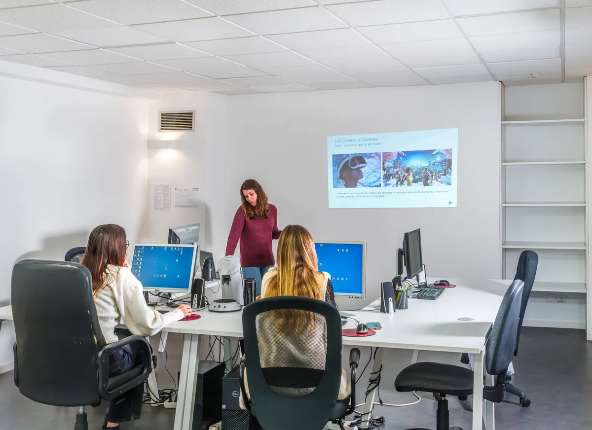 Session de formation EcloLINK abordant l'écosystème Meta et le métavers dans le cadre d'un cours sur Instagram