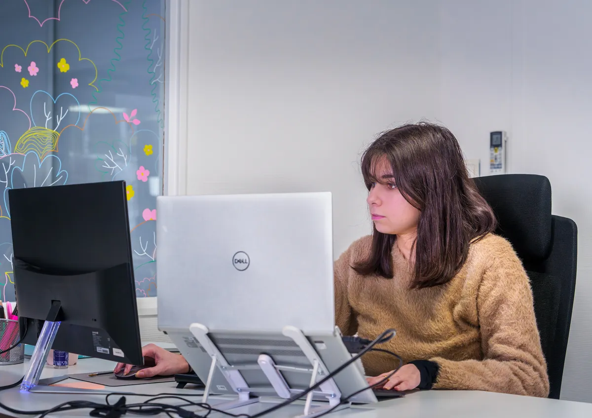 Portrait d'une collaboratrice webmarketing EcloLINK concentrée à son poste de travail