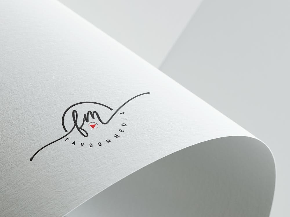 Logo élégant tracé à la main sur une feuille de papier blanc