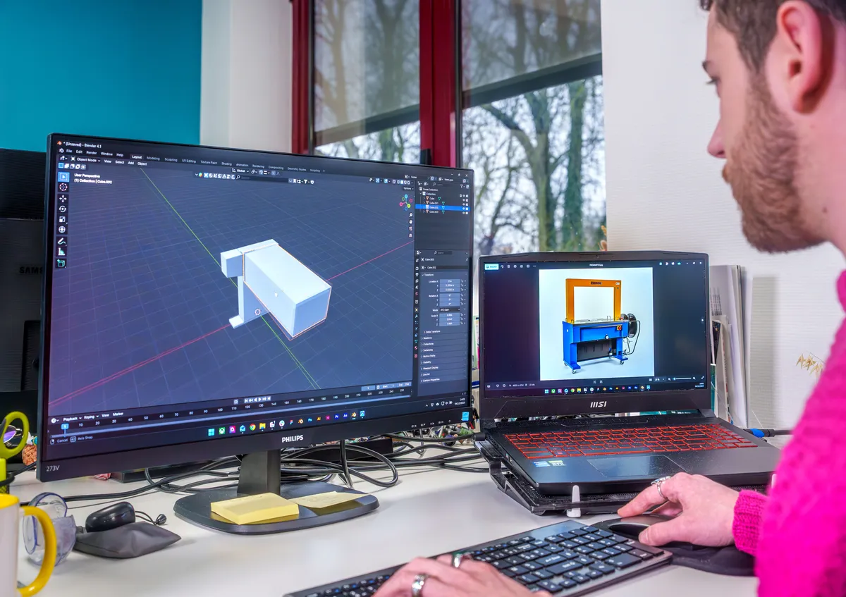 Conception d’un objet en 3D dans Blender affichée sur écran, avec rendu produit sur ordinateur portable.