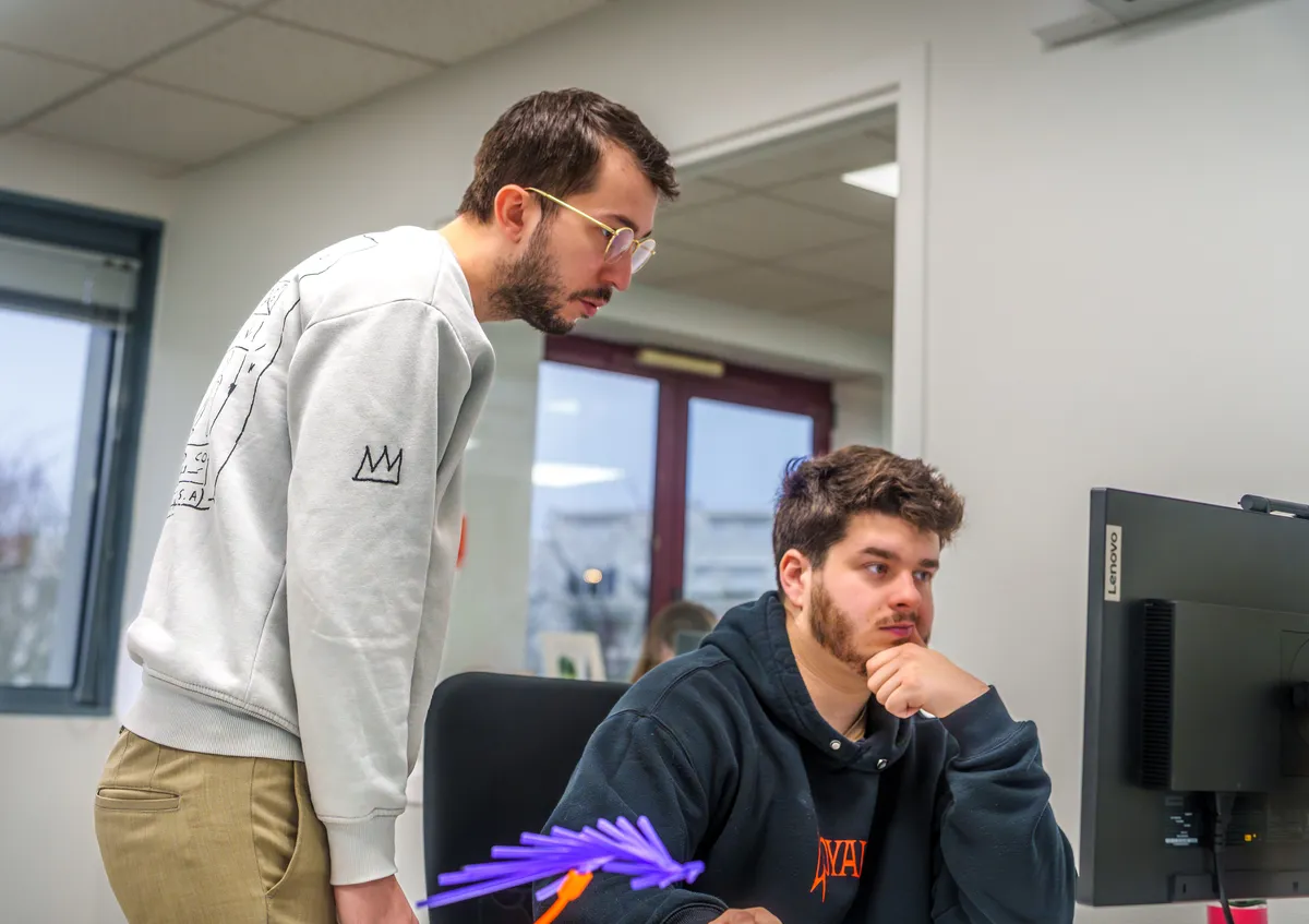 Deux développeurs web EcloLINK en réflexion commune sur un projet de développement