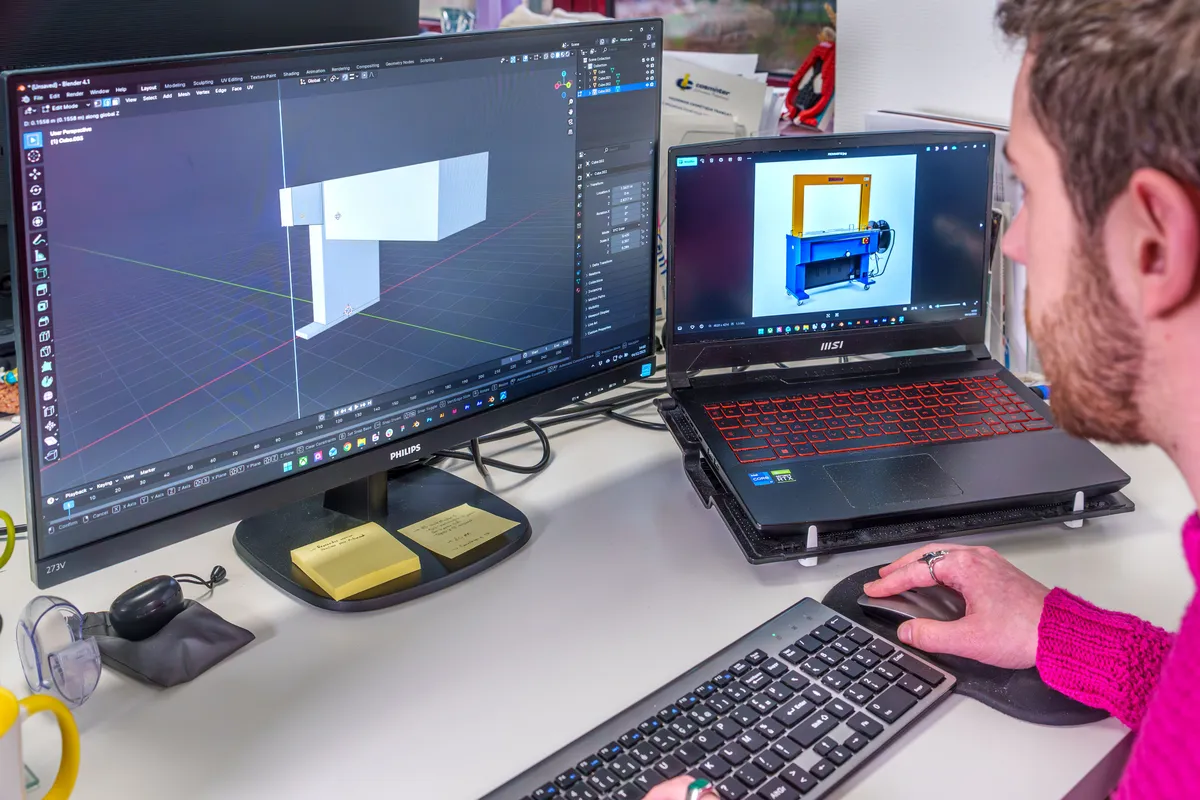 Designer 3D travaillant sur un modèle dans Blender, avec une vue produit sur ordinateur portable.