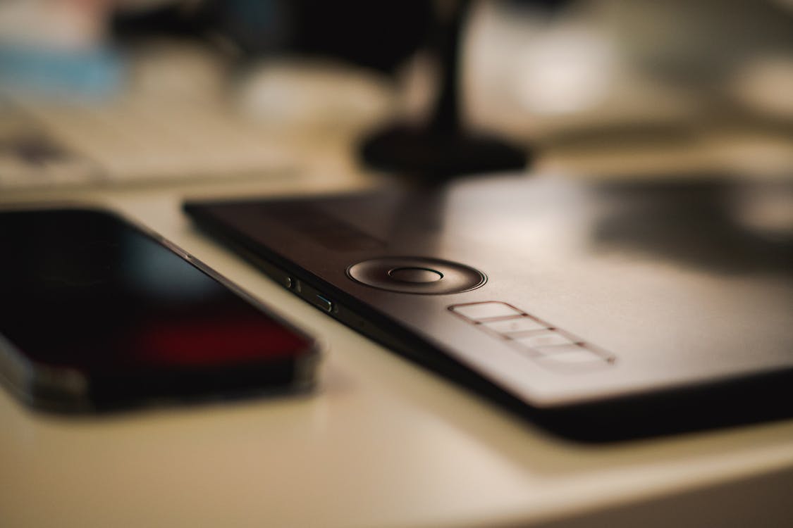 Tablette graphique professionnelle sur le bureau d'un graphiste