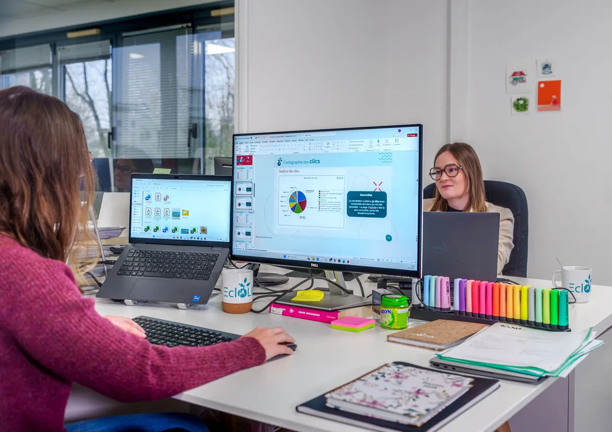 Deux collaboratrices EcloLINK travaillant ensemble sur l'analyse des clics d'une campagne emailing