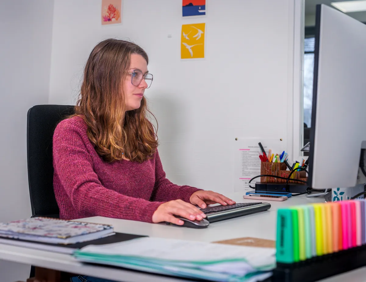 Consultante webmarketing EcloLINK à son poste de travail dans un environnement coloré et créatif