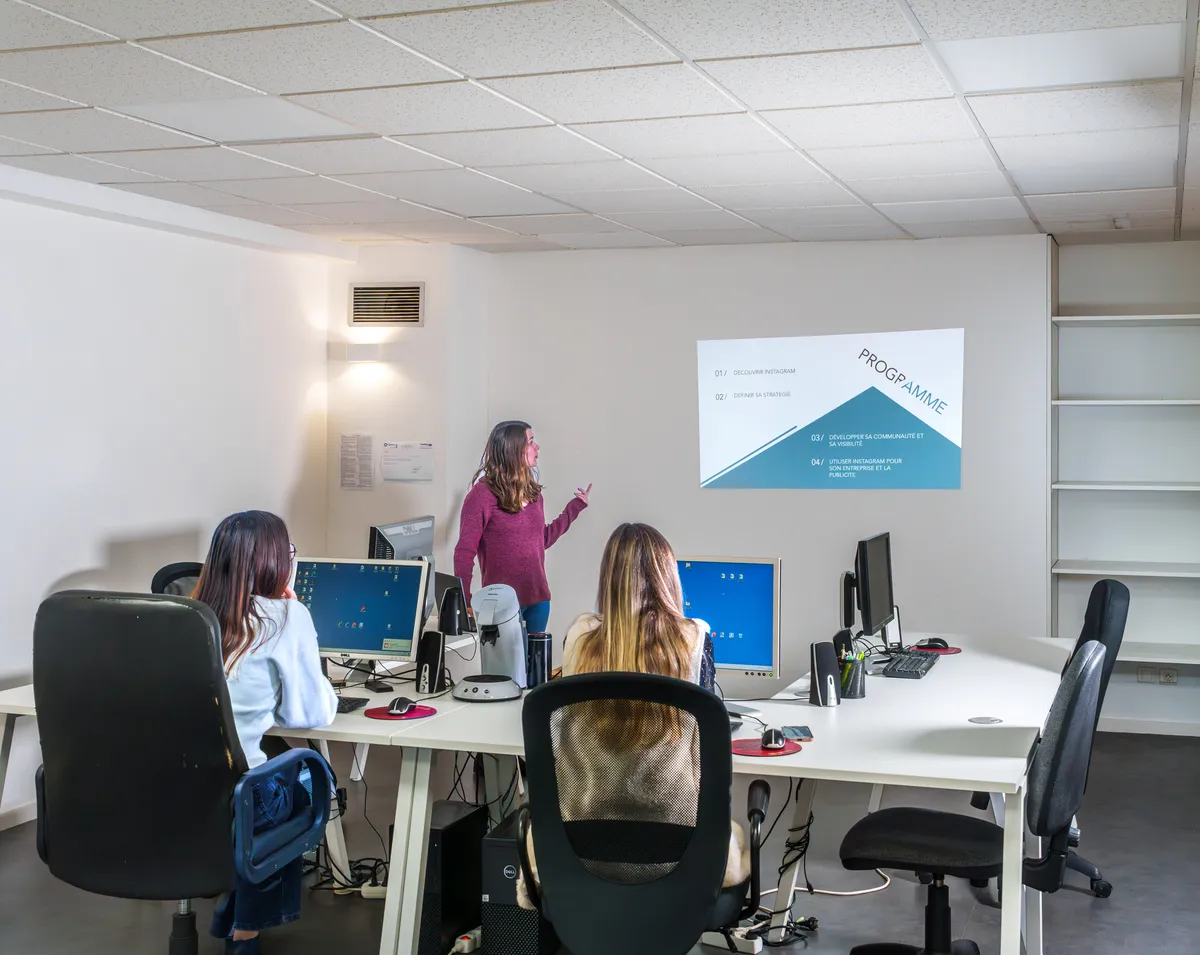 Session de formation Instagram pour les entreprises animée par une formatrice EcloLINK en salle informatique