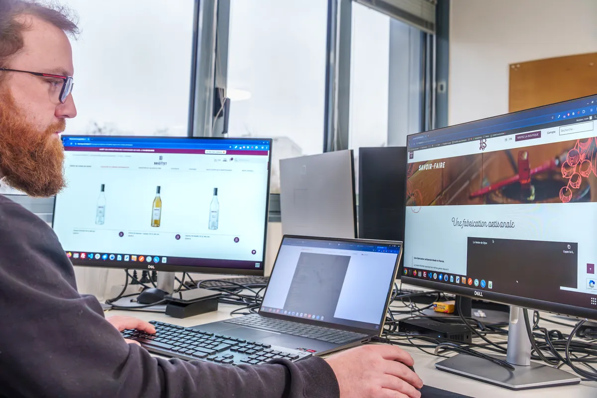 Création d’un site vitrine pour une marque artisanale affichée sur un écran d’ordinateur.
