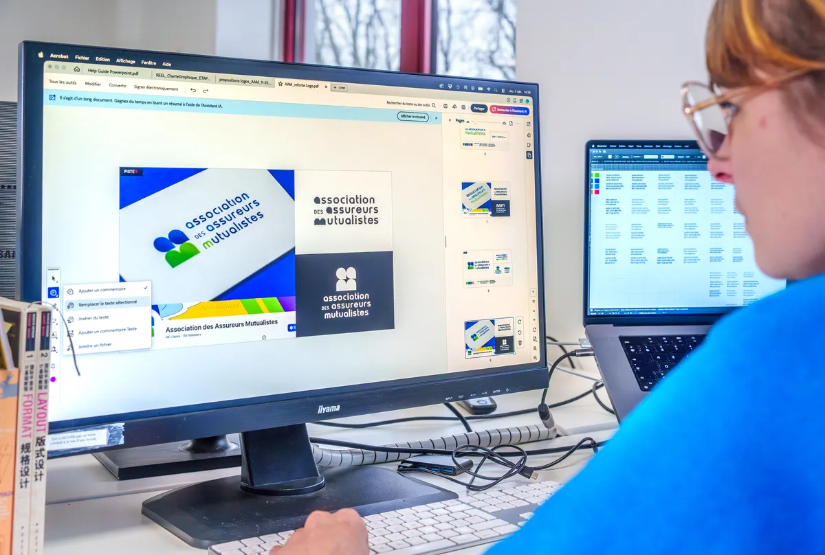 Graphiste EcloLINK annotant un PDF de charte graphique pour un client avec les outils de révision d'Acrobat