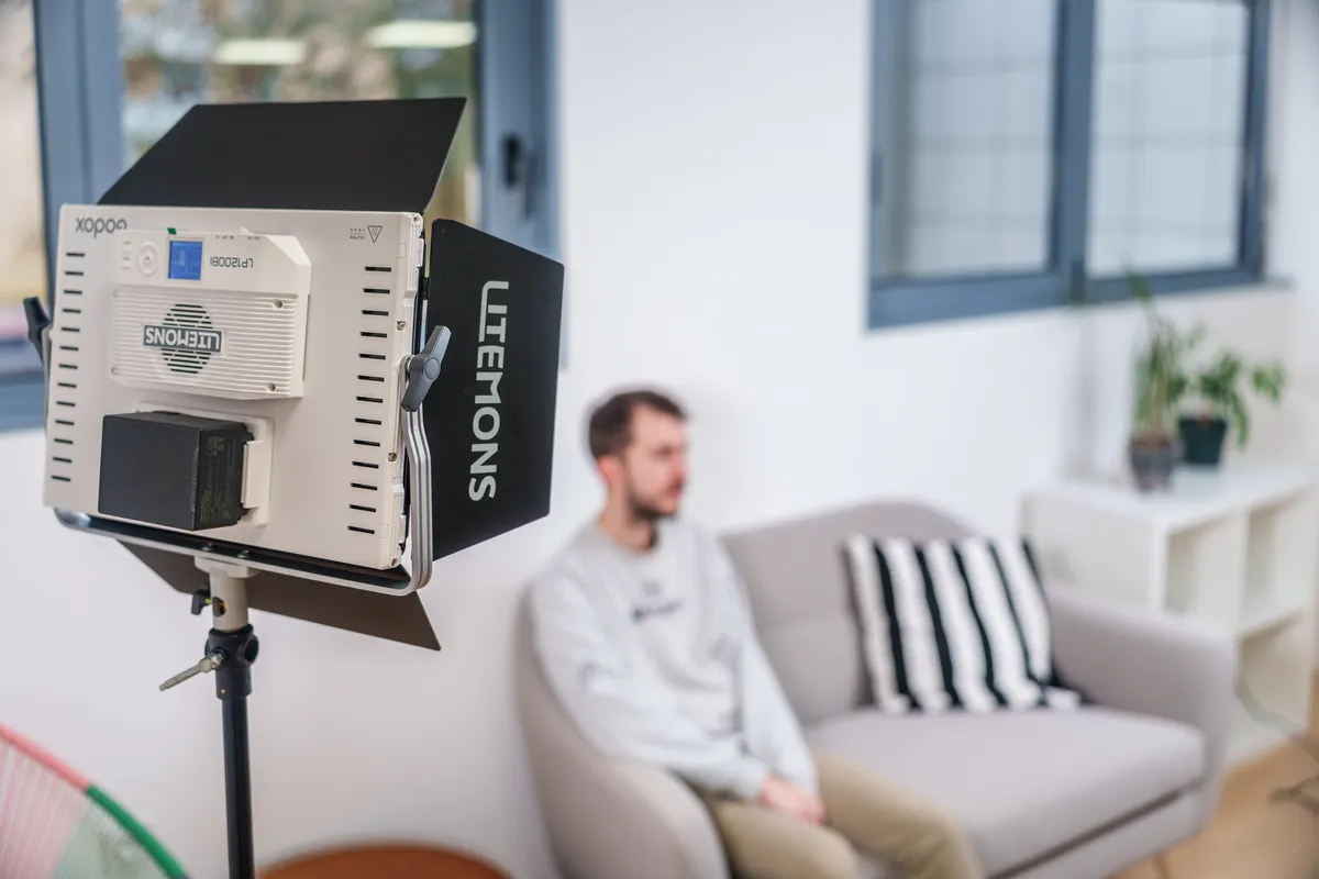 Développeur web travaillant sur double écran dans un bureau moderne.