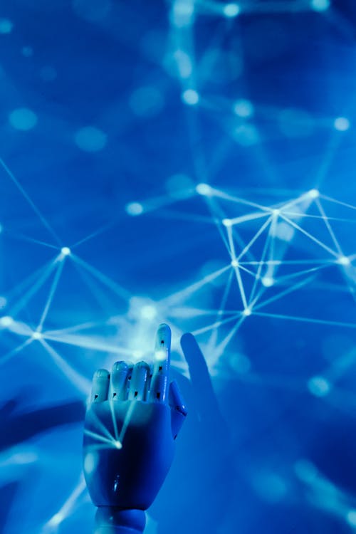 Main de robot sur fond bleu évoquant la technologie et l'intelligence artificielle