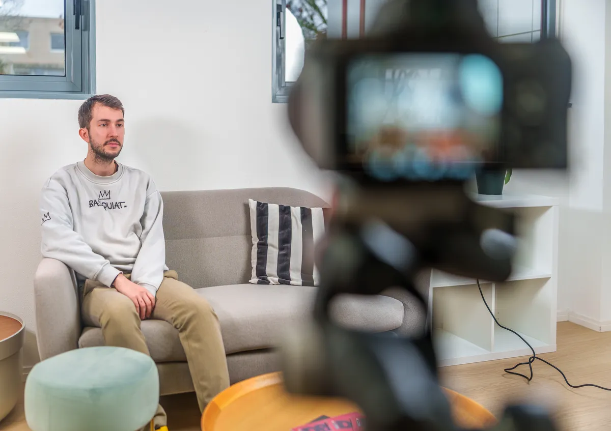 Illustrations graphiques accrochées sur un support dans un espace de travail créatif.